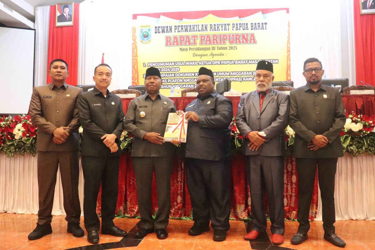 Penyerahan KUA dan PPAS RAPBD 2026 oleh Gubernur Papua Barat Dominggus Mandacan kepada Ketua DPRP PB Orgenes Wonggor