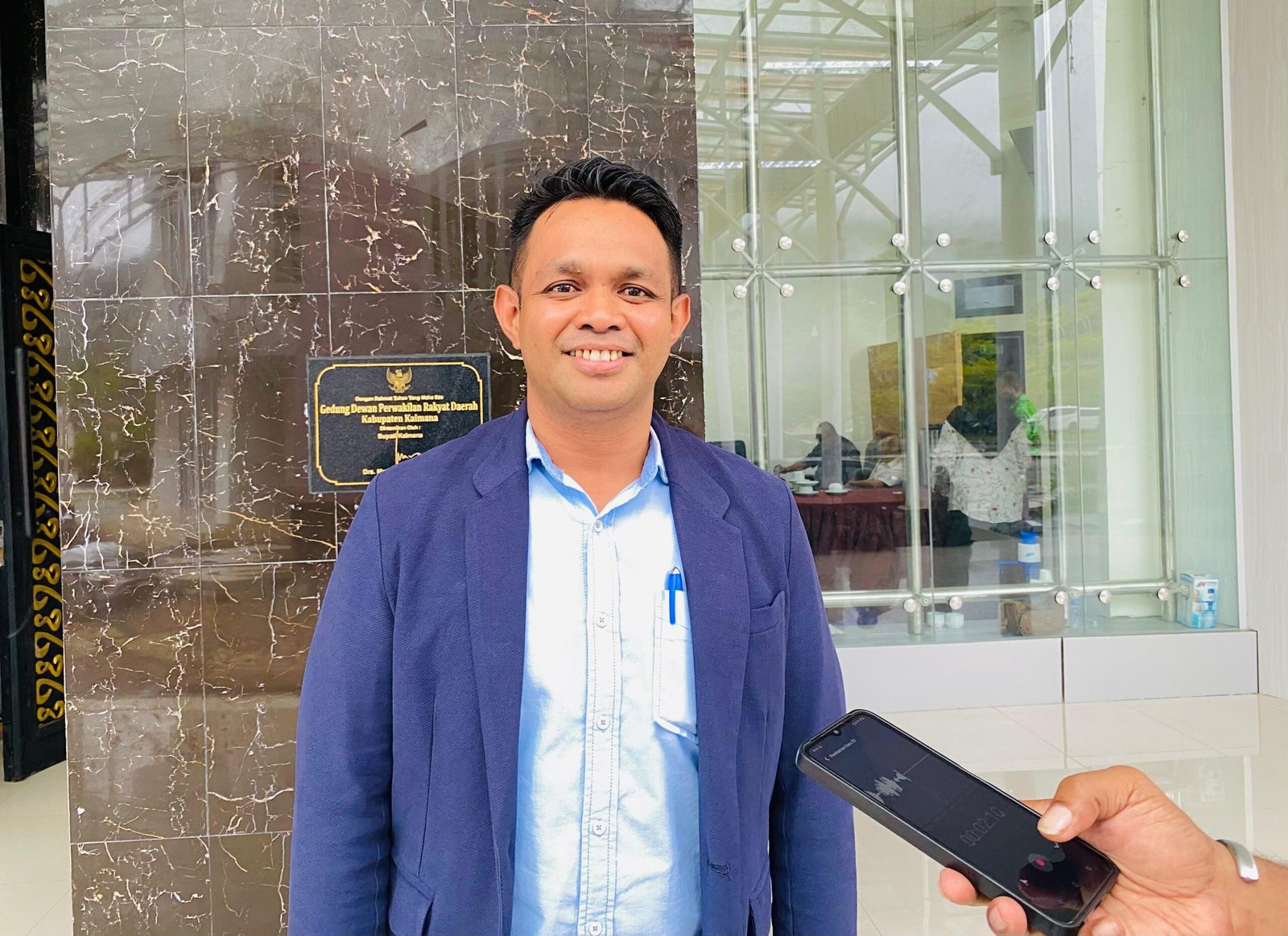 Plt Kepala Dinas Dukcapil Kaimana, Yacob Ahimza Irre Warere, saat dikonfirmasi di Kantor DPRK Kaimana.
