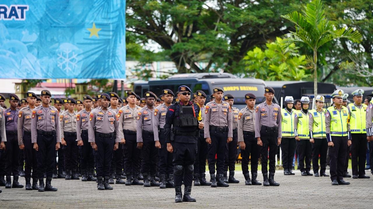 Polda Papua Barat menggelar Apel Gelar Pasukan Operasi Kepolisian Terpusat Lilin Mansinam 2025 sebagai kesiapan pengamanan perayaan Natal 2025 dan Tahun Baru 2026 di wilayah Papua Barat. Polda Papua Barat menggelar Apel Gelar Pasukan Operasi Kepolisian Terpusat Lilin Mansinam 2025 sebagai kesiapan pengamanan perayaan Natal 2025 dan Tahun Baru 2026 di wilayah Papua Barat.