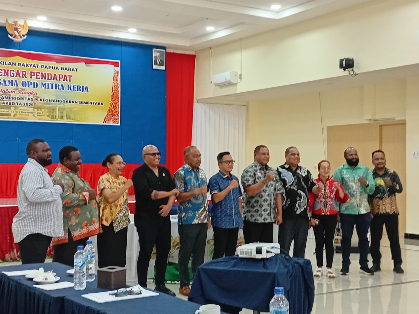Pose bersama Komisi II DPRP PB usai menggelar RDP dengan OPD mitra.