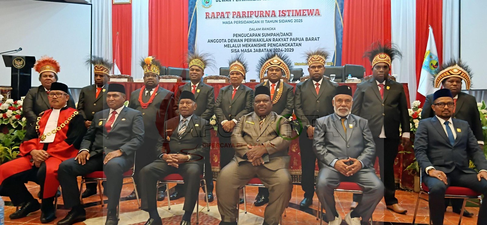 Pose bersama usai pelantikan 9 Anggota DPRP Papua Barat jalur pengangkatan