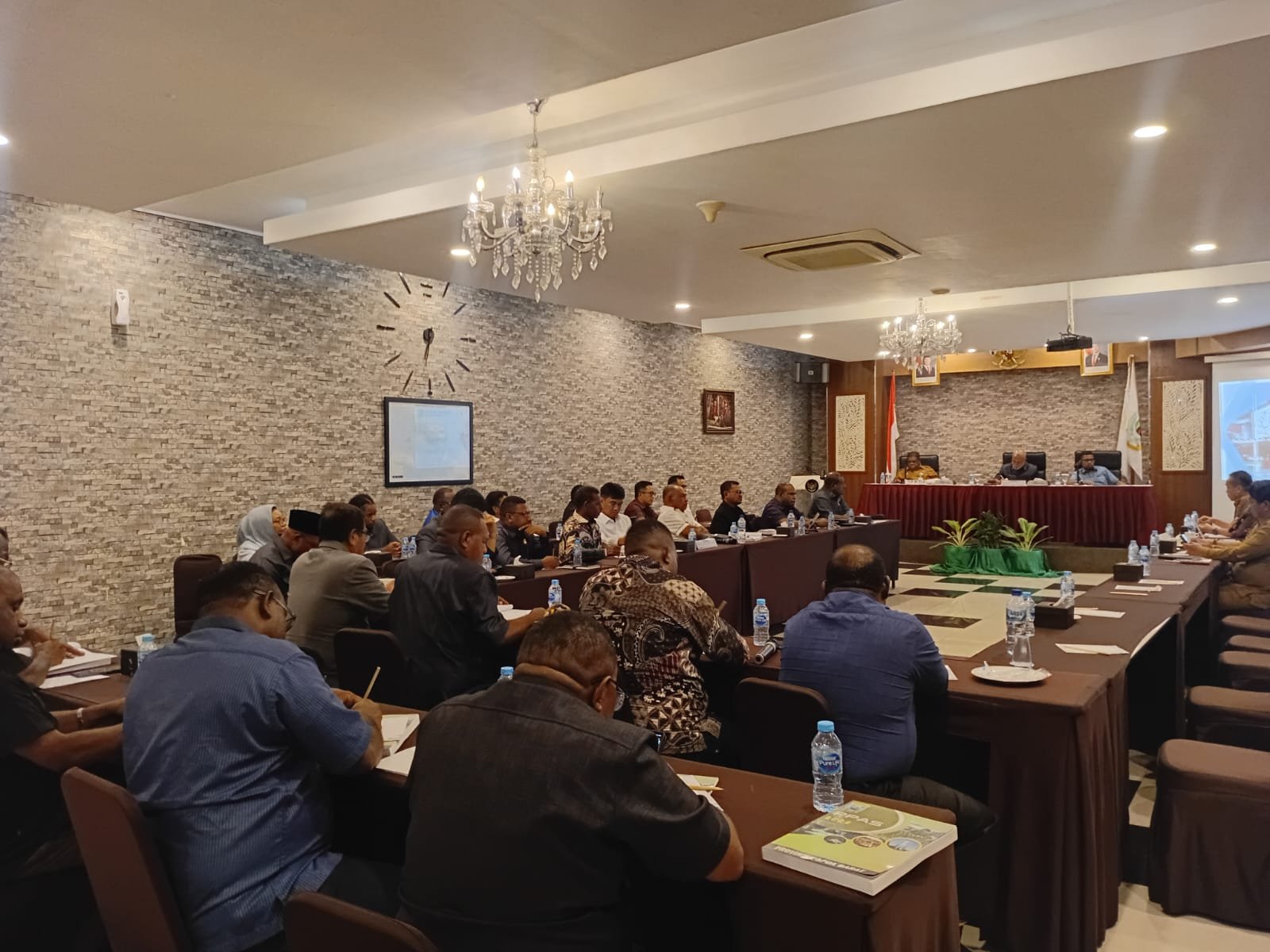 Rapat DPRP PB bersama TAPD terkait revisi jadwal pembahasan KUA PPAS RAPBD 2026
