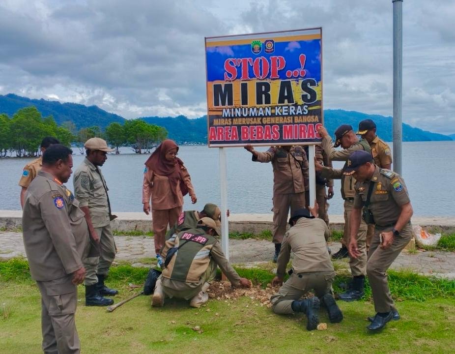Satpol PP memasang papan reklame yang berisi himbauan dan peringatan di areal Taman JK, Pantai Air Tiba, serta pinggiran Pantai Bantemi (Pantai Air Merah).
