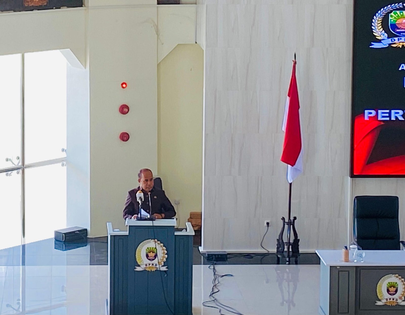 Sekda Kabupaten Kaimana, Drs. Donald R. Wakum, saat menyampaikan nota pengantar Bupati dalam rapat paripurna Ranperda Pertanggungjawaban Pelaksanaan APBD 2024 di Ruang Auditorium