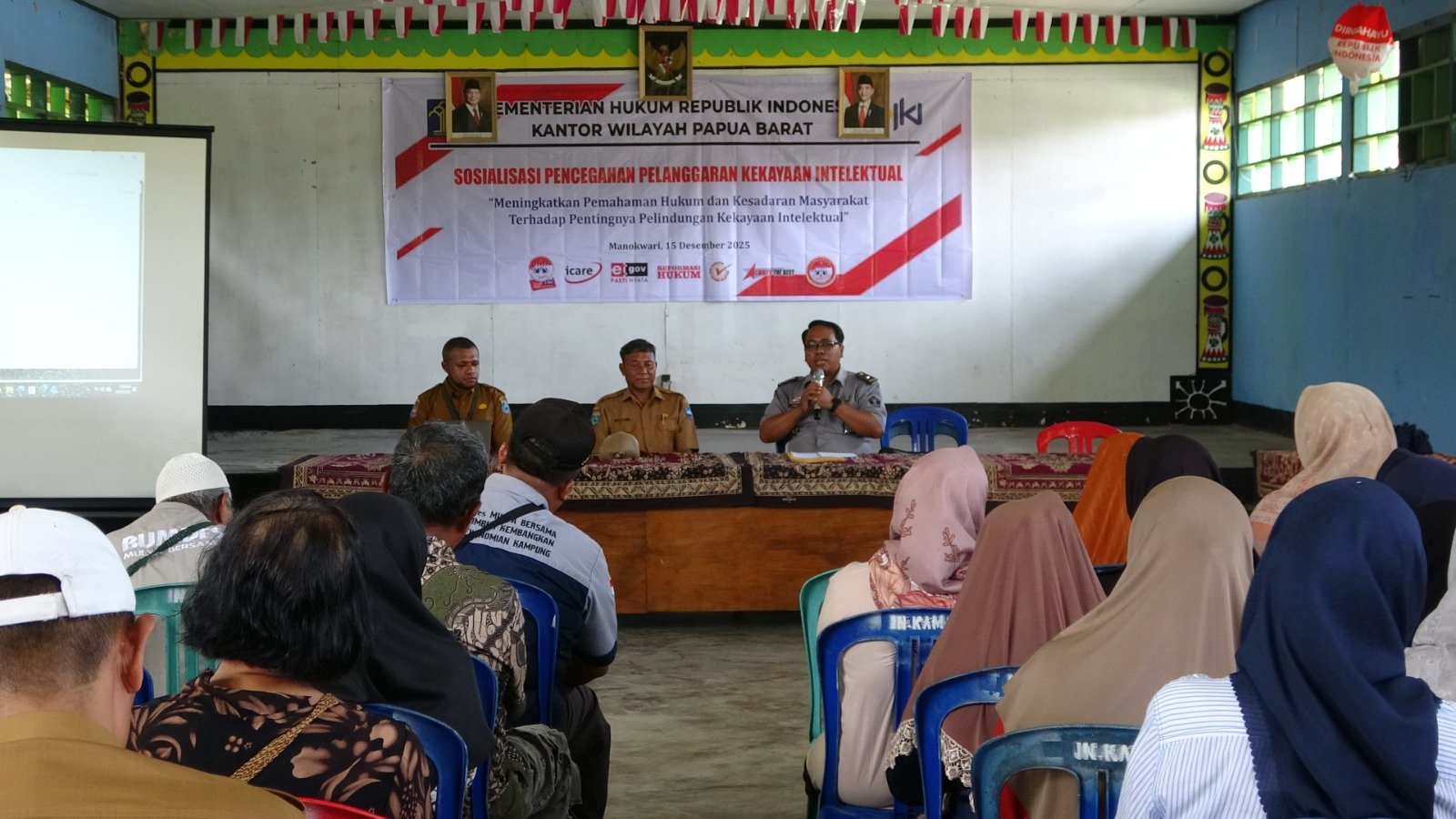 Suasan sosialisasi pencegahan pelanggaran Kekayaan Intelektual (KI) di Kampung Prafi Mulya, Distrik Prafi yang digelar Kantor Wilayah Kementerian Hukum Papua Barat (Kanwil Kemenkum Pabar).