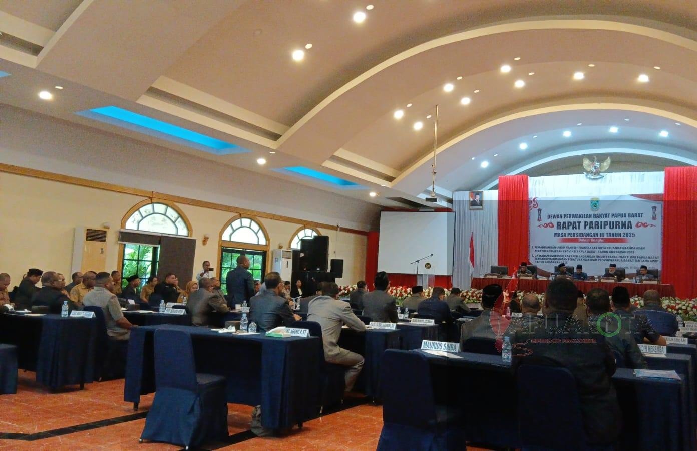Suasana Rapat Paripurna DPRP Papua Barat dalam rangka penyampaian Pandangan Umum fraksi-fraksi. Tampak anggota DPRP PB Yurthinus Mandacan berdiri dan menginterupsi pimpinan sidang soal selisih pendapatan anggaran senilai 315 miliar