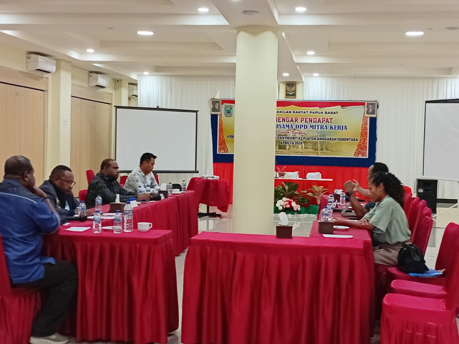 Suasana rapat Komisi III DPRP PB dengan manajemen PT Padoma Suasana rapat Komisi III DPRP PB dengan manajemen PT Padoma.