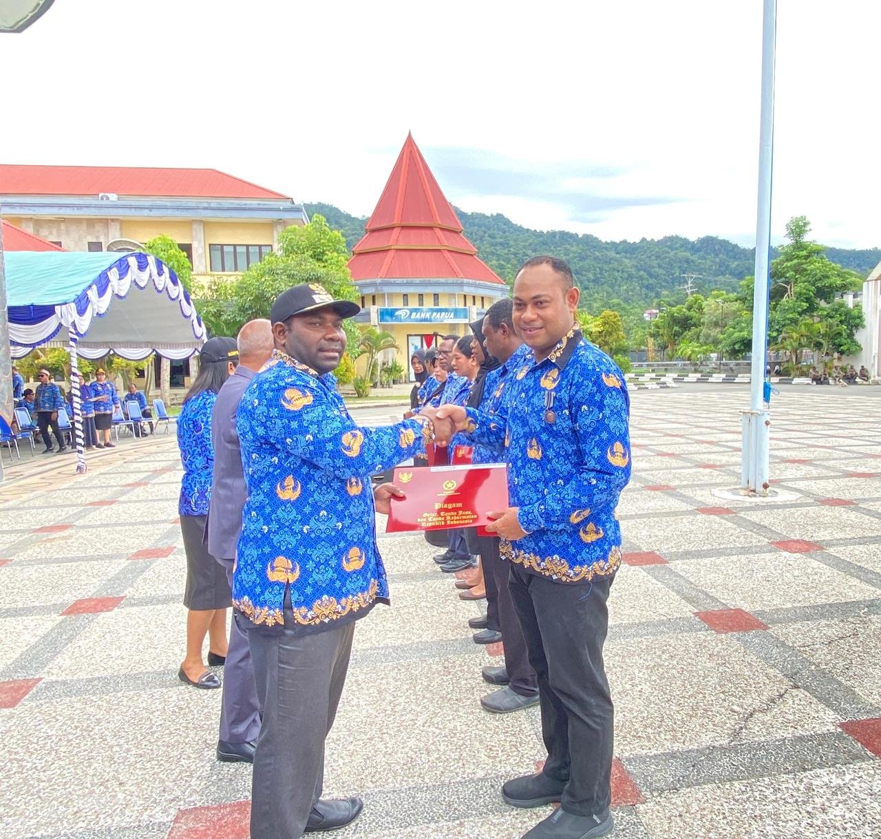 Wakil Bupati Kaimana saat menyerahkan tanda kehormatan Satyalancana Karya Satya masa bakti, 30, 20, dan 10 tahun. Wakil Bupati Kaimana saat menyerahkan tanda kehormatan Satyalancana Karya Satya masa bakti, 30, 20, dan 10 tahun.