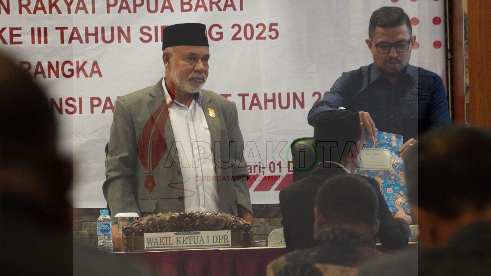 Wakil Ketua DPRP Papua Barat Syamsuddin Seknun menerima laporan hasil kerja Bapemperda Tahun 2026