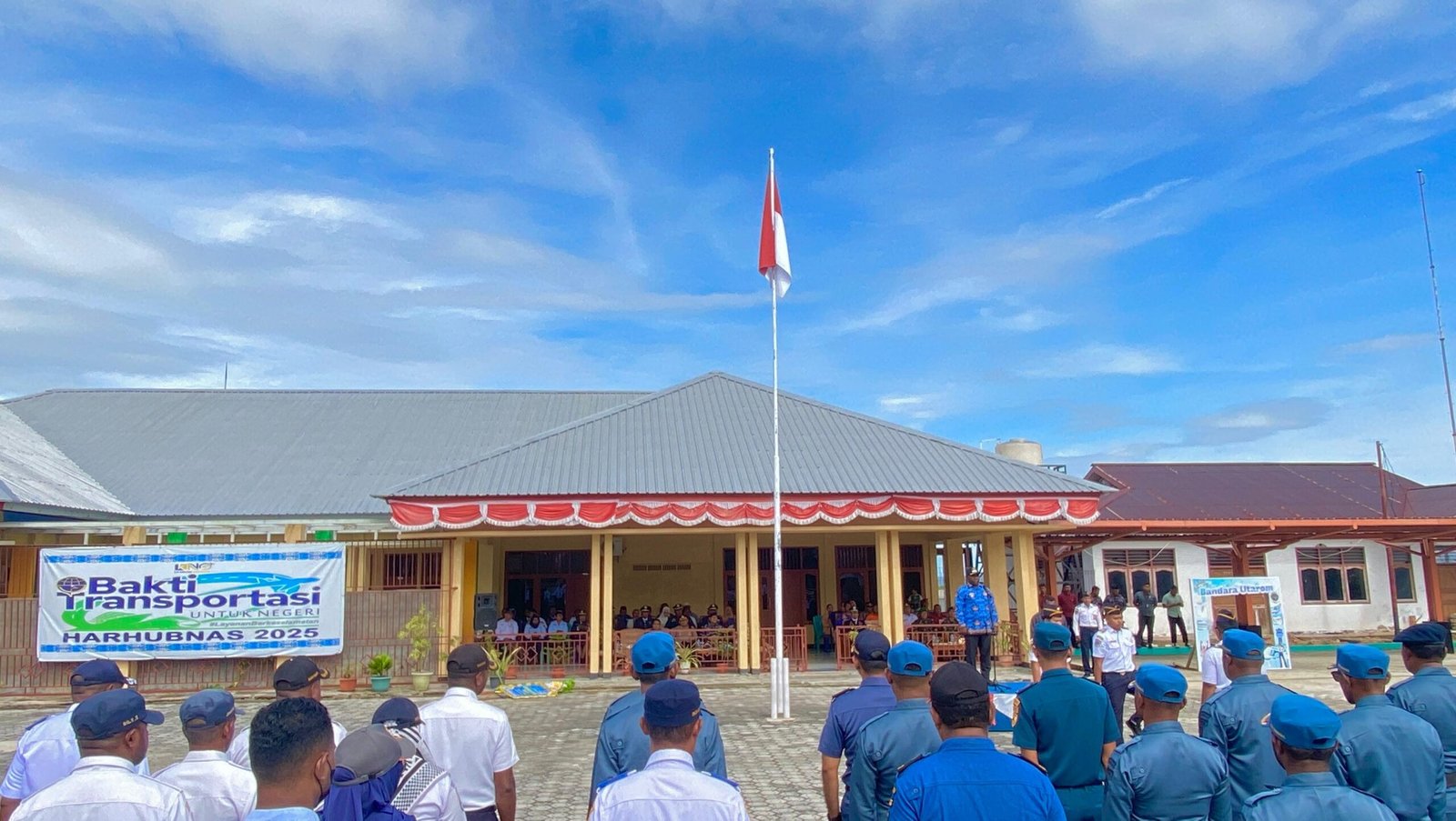 Wakil Bupati (Wabup) Kaimana, Papua Barat, Isak Waryensi saat pimpin upacara memperingati Hari Perhubungan Nasional (Harhubnas) Tahun 2025