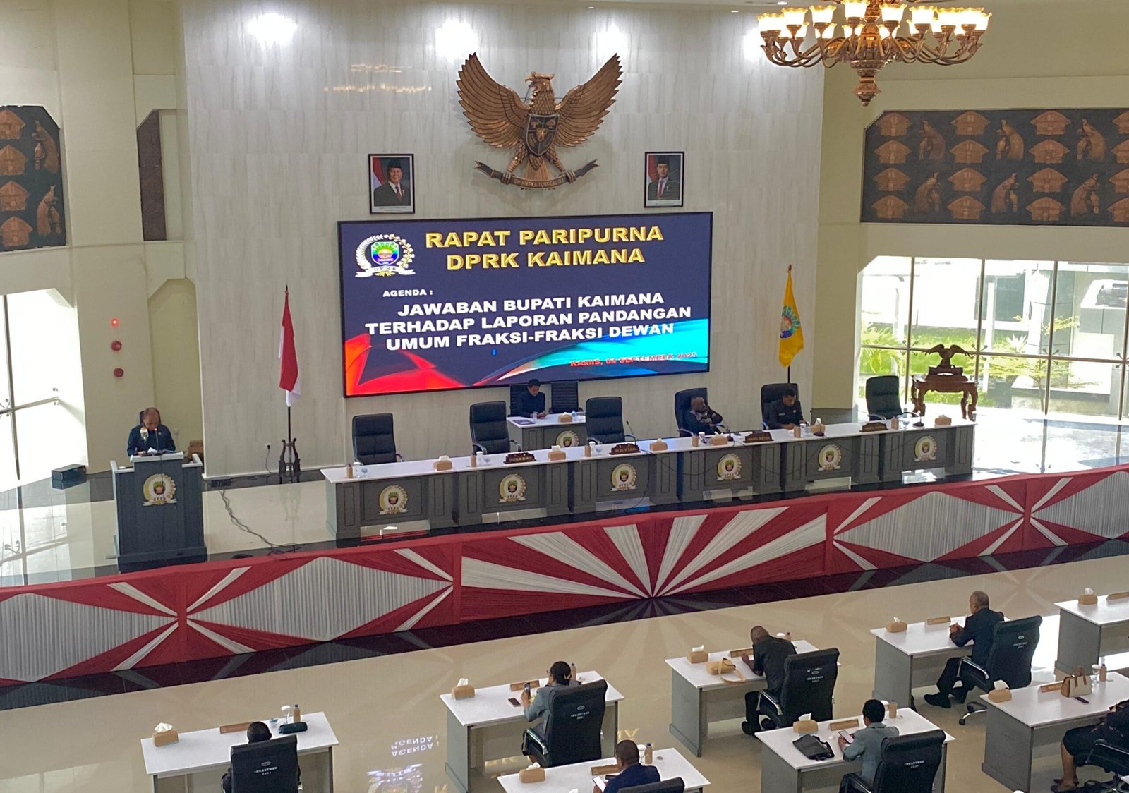 Sekretaris Daerah (Sekda) Kaimana, Drs. Donald R Wakum saat wakili Bupati berikan jawaban atas pandangan umum fraksi-fraksi dewan di Auditorium DPRK Kaimana.