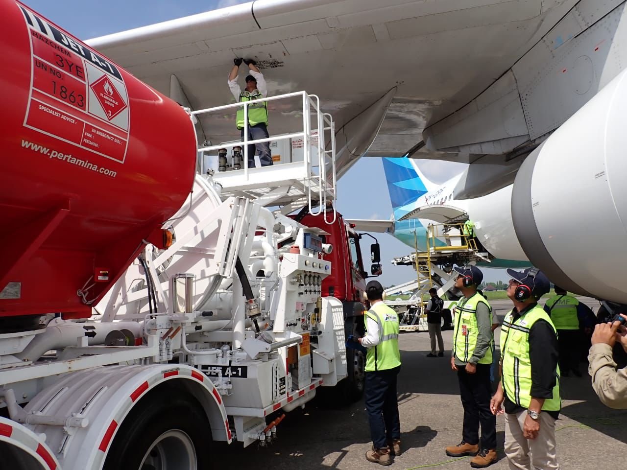 Petugas saat sedang mengisi Avtur ke Maskapai Garuda Indonesia Petugas saat sedang mengisi Avtur ke Maskapai Garuda Indonesia