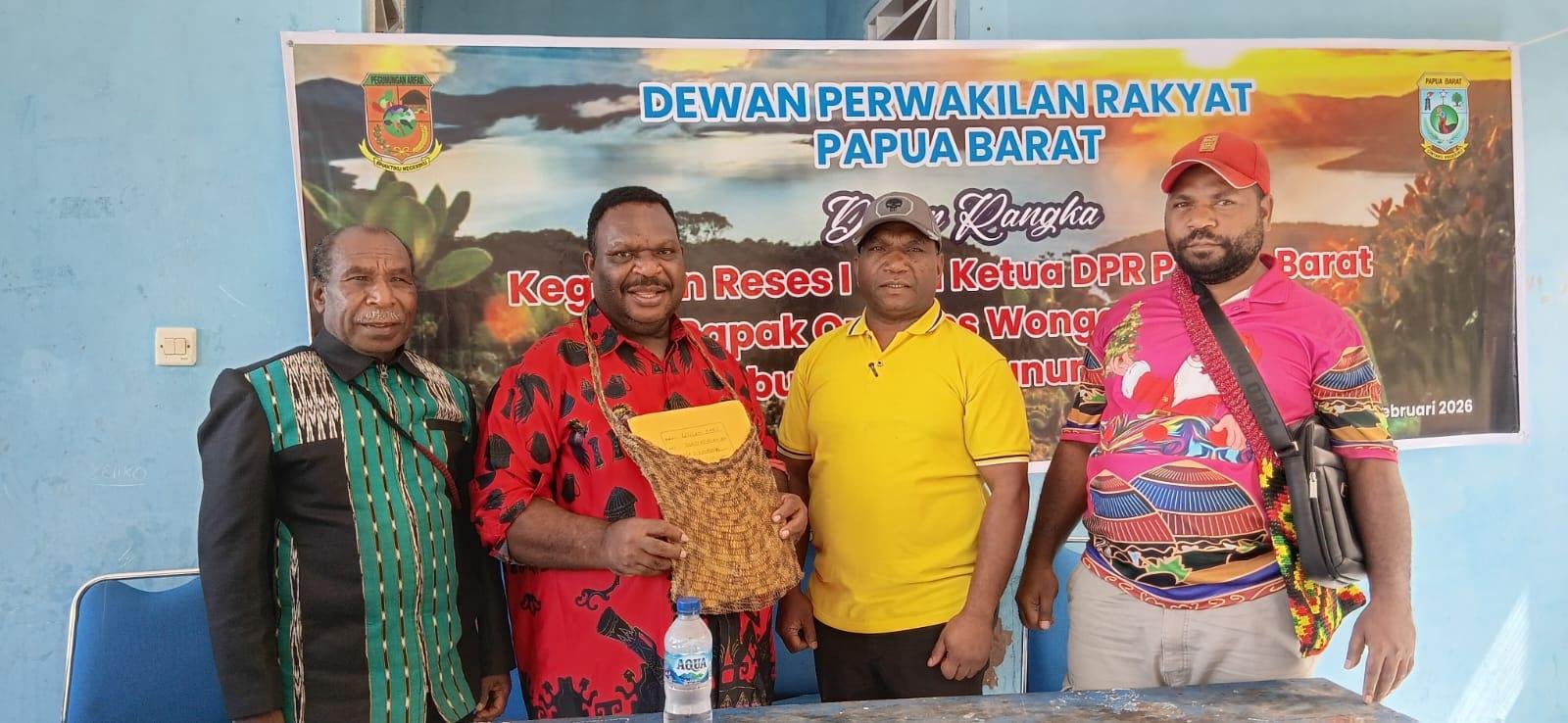 Ketua DPR Provinsi Papua Barat Orgenes Wonggor yang akrab disapa Owor saat melaksanakan kegiatan Reses I di Kampung Anggra, Distrik Minyambouw, Pegunungan Arfak (5) Ketua DPR Provinsi Papua Barat Orgenes Wonggor yang akrab disapa Owor saat melaksanakan kegiatan Reses I di Kampung Anggra, Distrik Minyambouw, Pegunungan Arfak