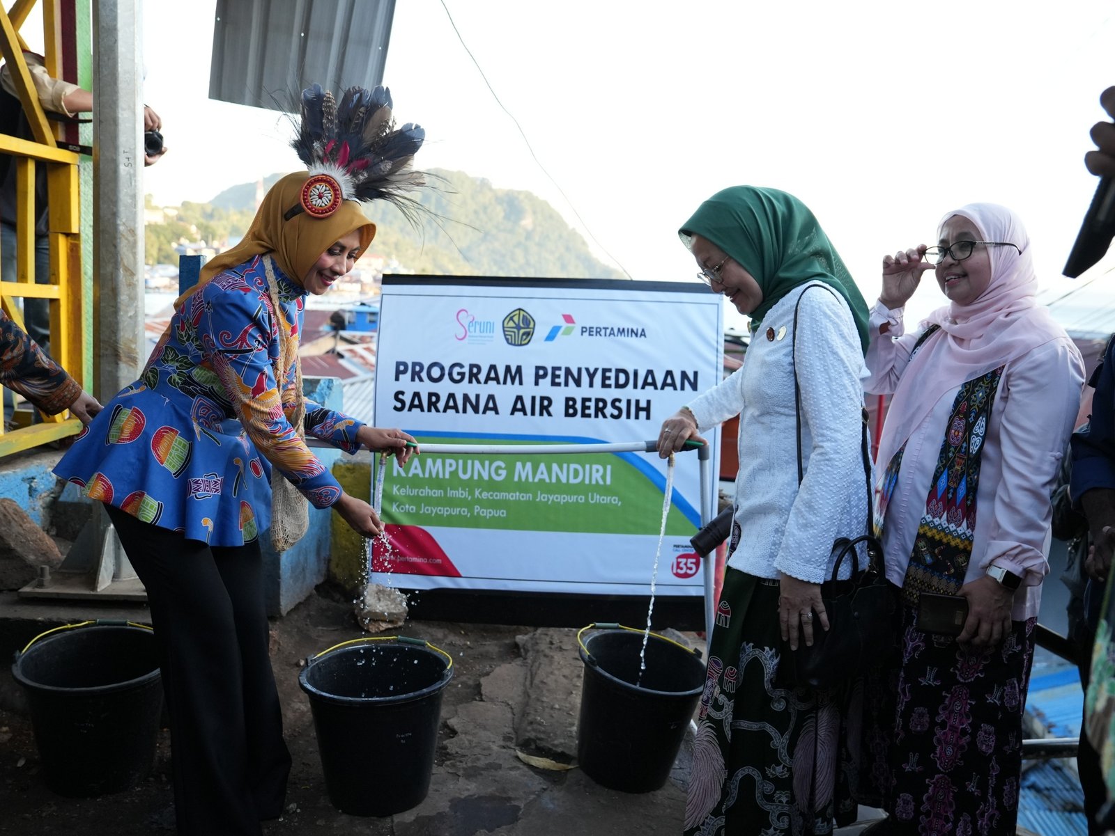 PT Pertamina (Persero) melalui Subholding Commercial & Trading PT Pertamina Patra Niaga berkolaborasi dengan SERUNI KMP dan Kementerian (ESDM) membuka akses air bersih hingga perbatasan Papua