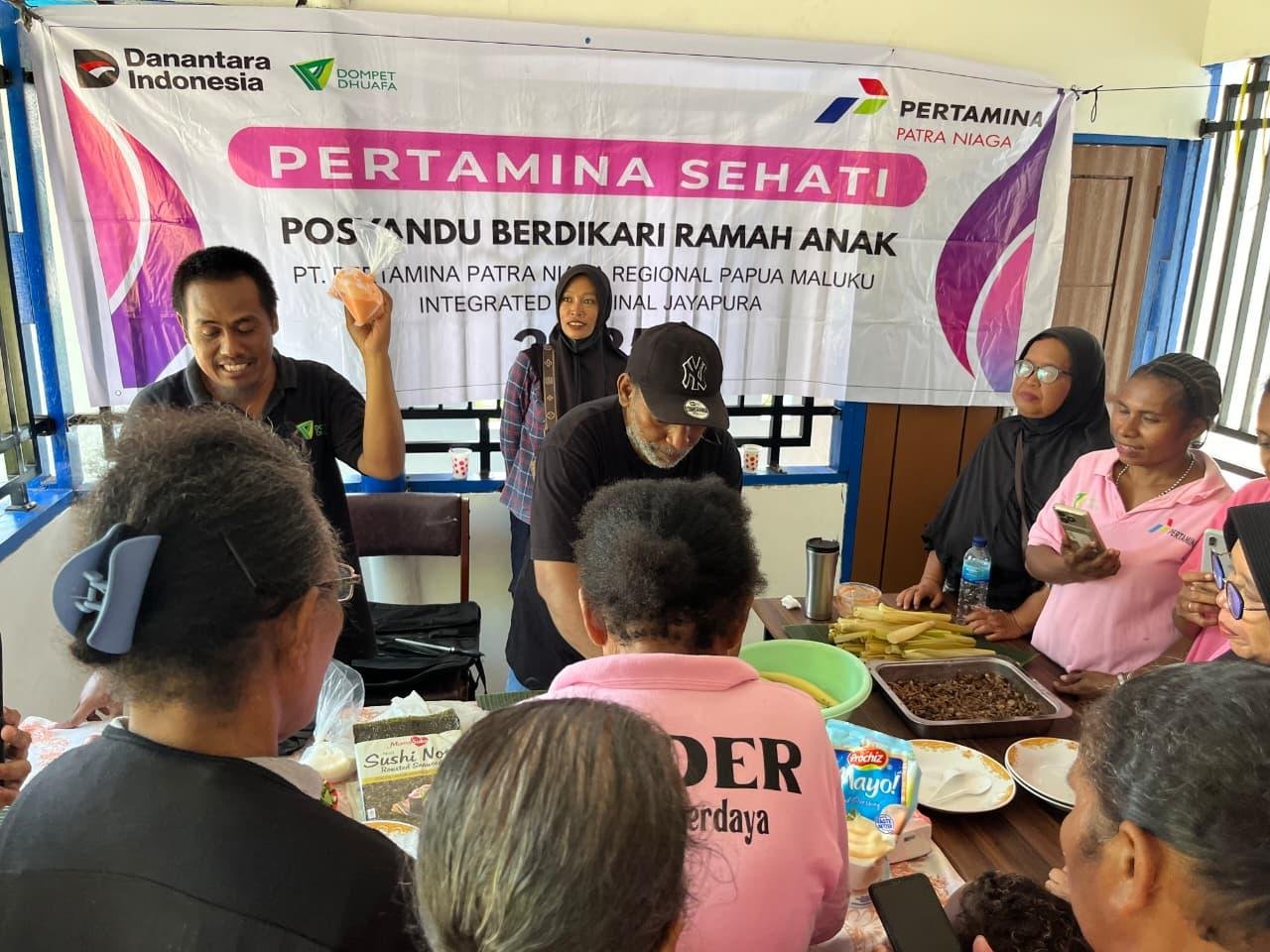 Pertamina Patra Niaga Regional Papua Maluku melalui IT Jayapura lewat Program CSR Posyandu Berdaya Imbi, melaksanakan kegiatan Pelatihan dan Pemanfaatan Bahan Pangan Lokal Bergizi di Pantai Base-G, Jayapura.