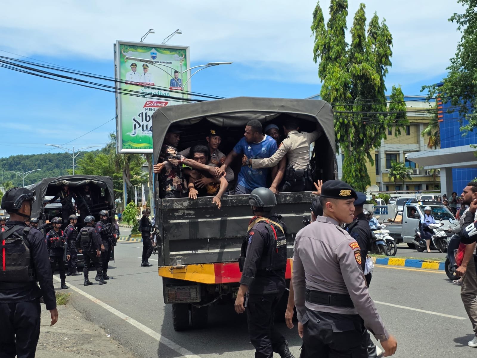 Personel Polda Papua Barat yang tergabung dalam Operasi Pekat Mansinam I kembali mengamankan dan menertibkan aksi premanisme di Perempatan Lampu Merah Sanggeng (2) Personel Polda Papua Barat yang tergabung dalam Operasi Pekat Mansinam I kembali mengamankan dan menertibkan aksi premanisme di Perempatan Lampu Merah Sanggeng (2)