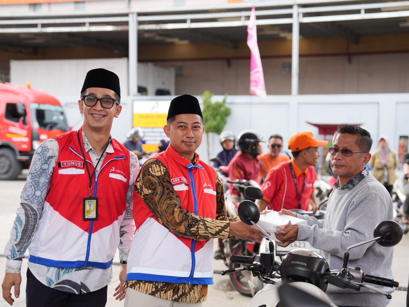 Pertamina Patra Niaga Regional Papua Maluku melaksanakan SPBU Pertamina Berbagi Takjil bagi masyarakat pada Bulan Ramadan 2026, kali ini kegiatan di Manokwari, Sorong, Fak-Fak, dan Kaimana.
