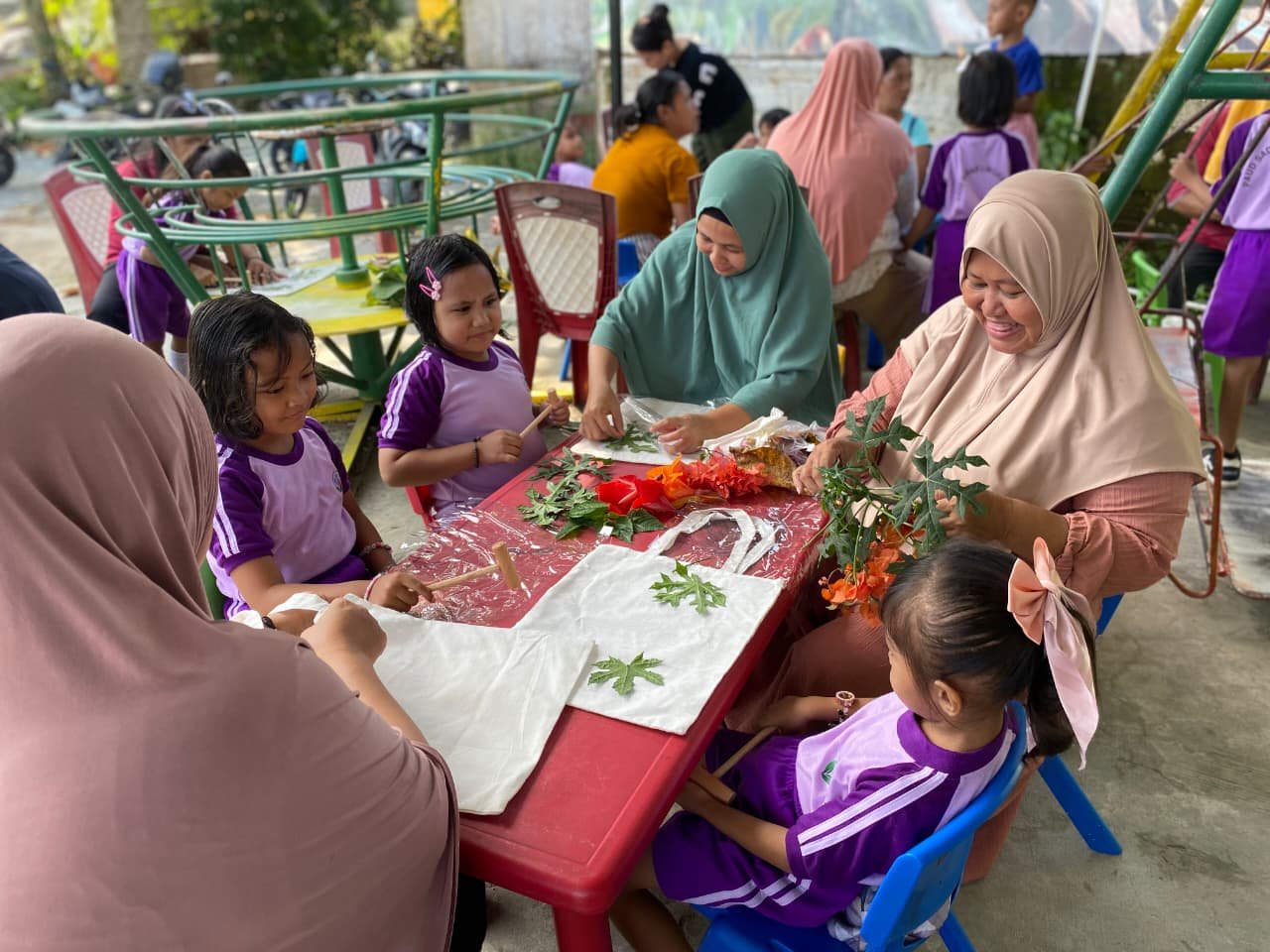 Pertamina Patra Niaga melalui AFT Pattimura berkolaborasi dengan PAUD Sadar Lingkungan menggelar kegiatan CSR bertajuk Darling Recycle Creative Day di Dusun Wailawa, Negeri Laha, Kota Ambon