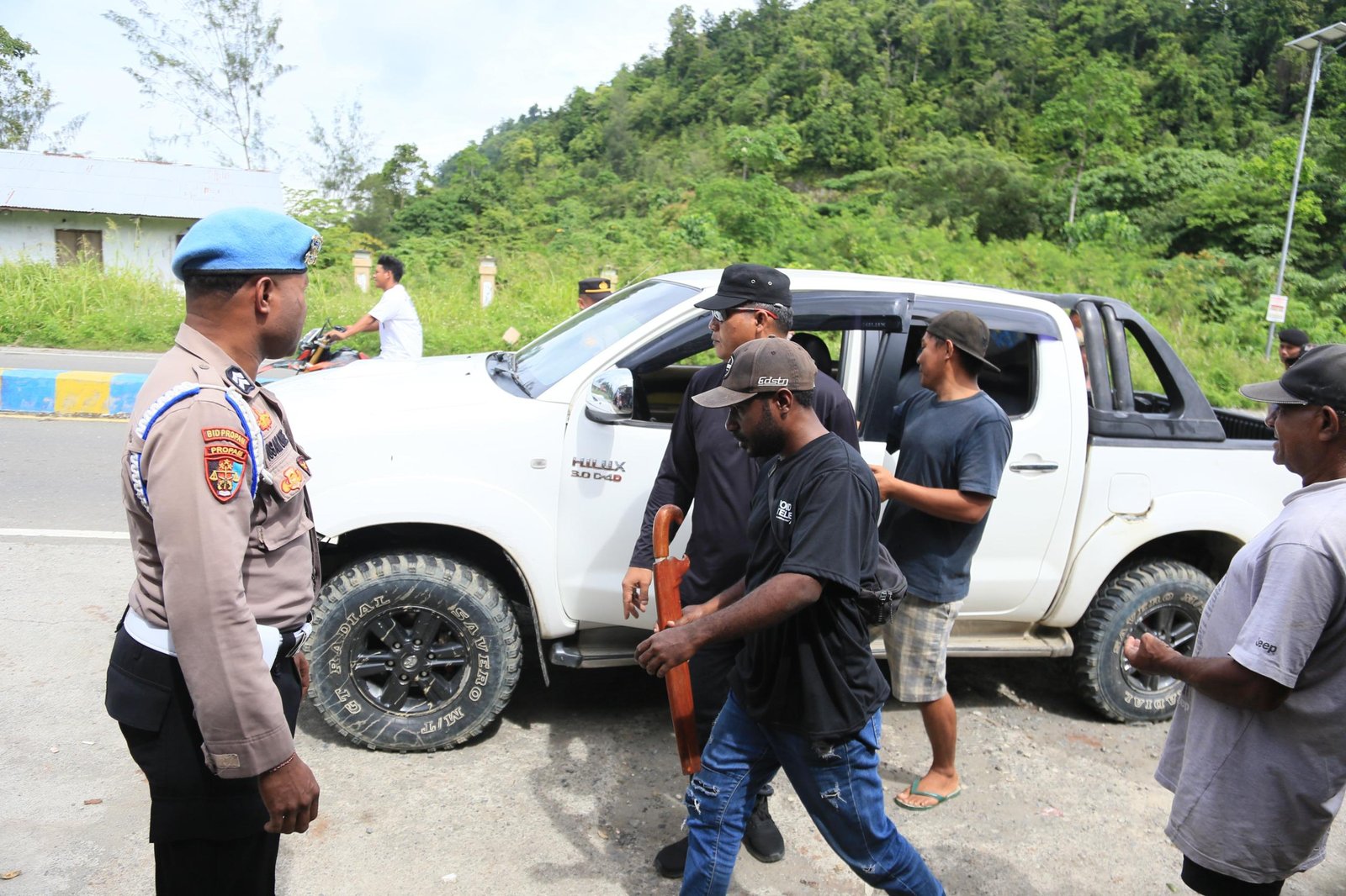 Polda Papua Barat mengamankan berbagai senjata tajam saat menggelar Operasi Pekat Mansinam I pada Senin 23 Februari 2026 di seputaran Pantai Maruni, Manokwari.