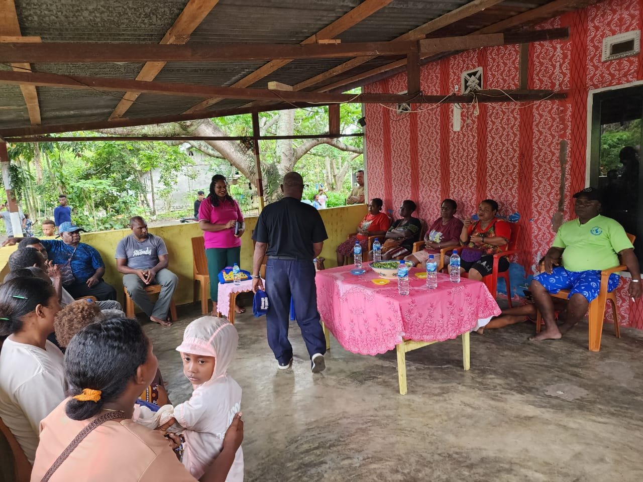 Anggota DPR Provinsi Papua Barat Aporina Dowansiba saat melaksanakan reses 1 tahun 2026 di Kampung Ngimoubrij dan Penbut, Distrik Hink, Kabupaten Pegunungan Arfak (3)