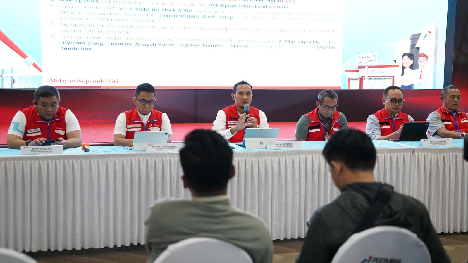 Executive General Manager Pertamina Patra Niaga Regional Papua Maluku, Awan Raharjo saat memimpin rapat dalam sebuah kesempatan. Ketersediaan energi terjamin pada perayaan Idul Fitri 1447 Hirjiah Executive General Manager Pertamina Patra Niaga Regional Papua Maluku, Awan Raharjo saat memimpin rapat dalam sebuah kesempatan. Ketersediaan energi terjamin pada perayaan Idul Fitri 1447 Hirjiah