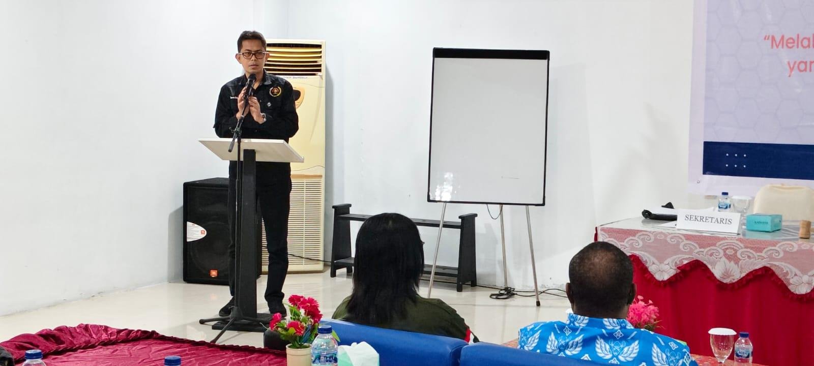 Ketua PWI Papua Barat Bustam menyampaikan arahannya saat membuka Konferensi PWI Ketua PWI Papua Barat Bustam menyampaikan arahannya saat membuka Konferensi PWI.