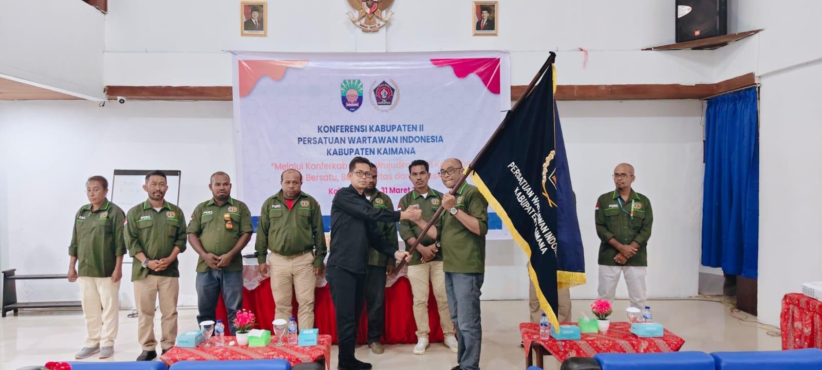 Ketua PWI Papua Barat Bustam menyerahkan pataka kepada Ketua PWI Kaimana terpilih Frederik Lamawuran di sela pelaksanaan konferensi. Ketua PWI Papua Barat Bustam menyerahkan pataka kepada Ketua PWI Kaimana terpilih Frederik Lamawuran di sela pelaksanaan konferensi.