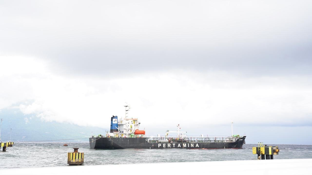 Armada Tanker milik PT Pertamina. Pertamina memastikan stok BBM, Minyak Tanah, dan LPG aman selama libur Paskah di Papua dan Maluku. Armada Tanker milik PT Pertamina. Pertamina memastikan stok BBM, Minyak Tanah, dan LPG aman selama libur Paskah di Papua dan Maluku.