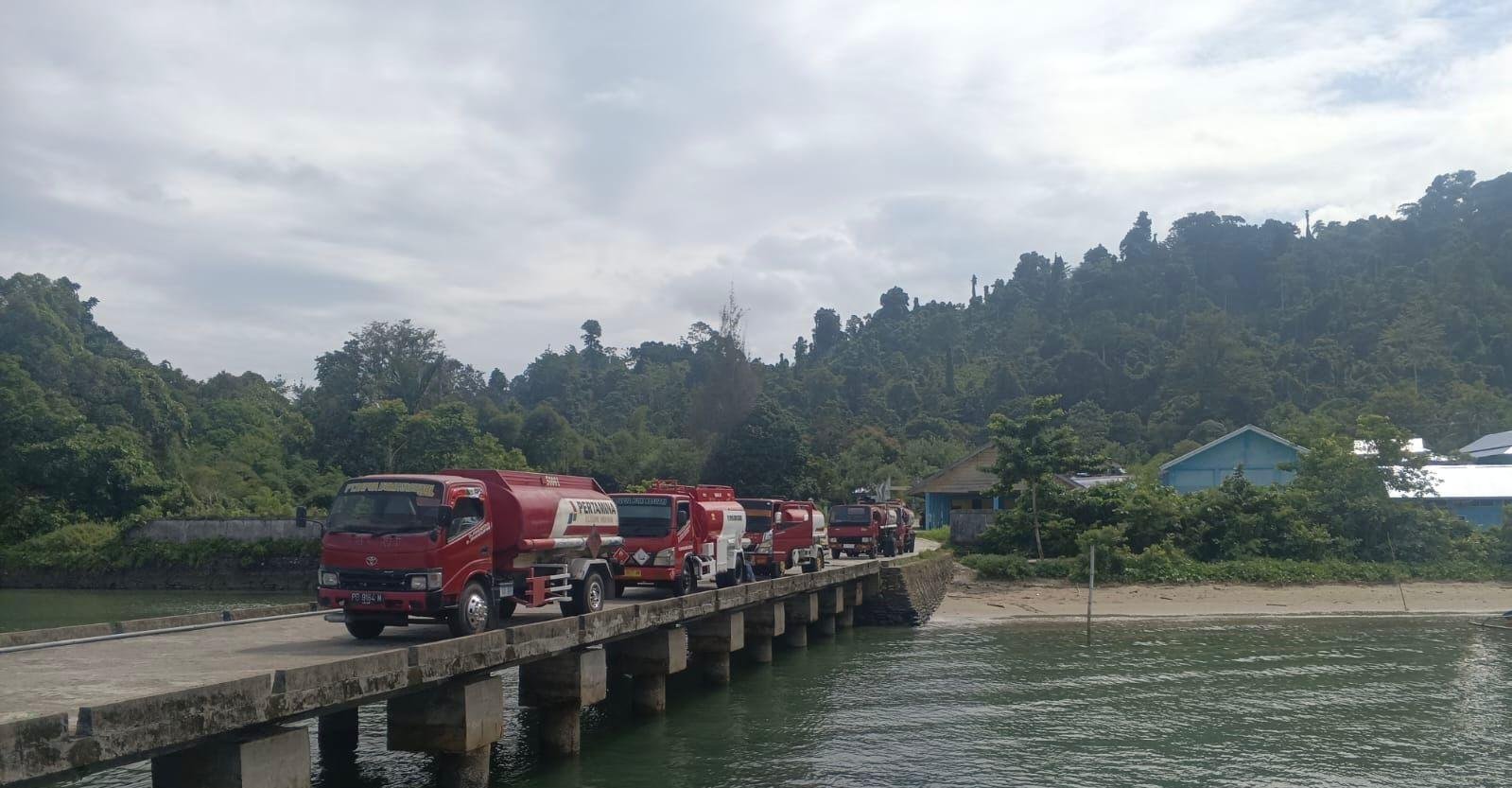 Armada Transportir saat melakukan distribusi BBM ke Kabupaten Teluk Wondama (1)