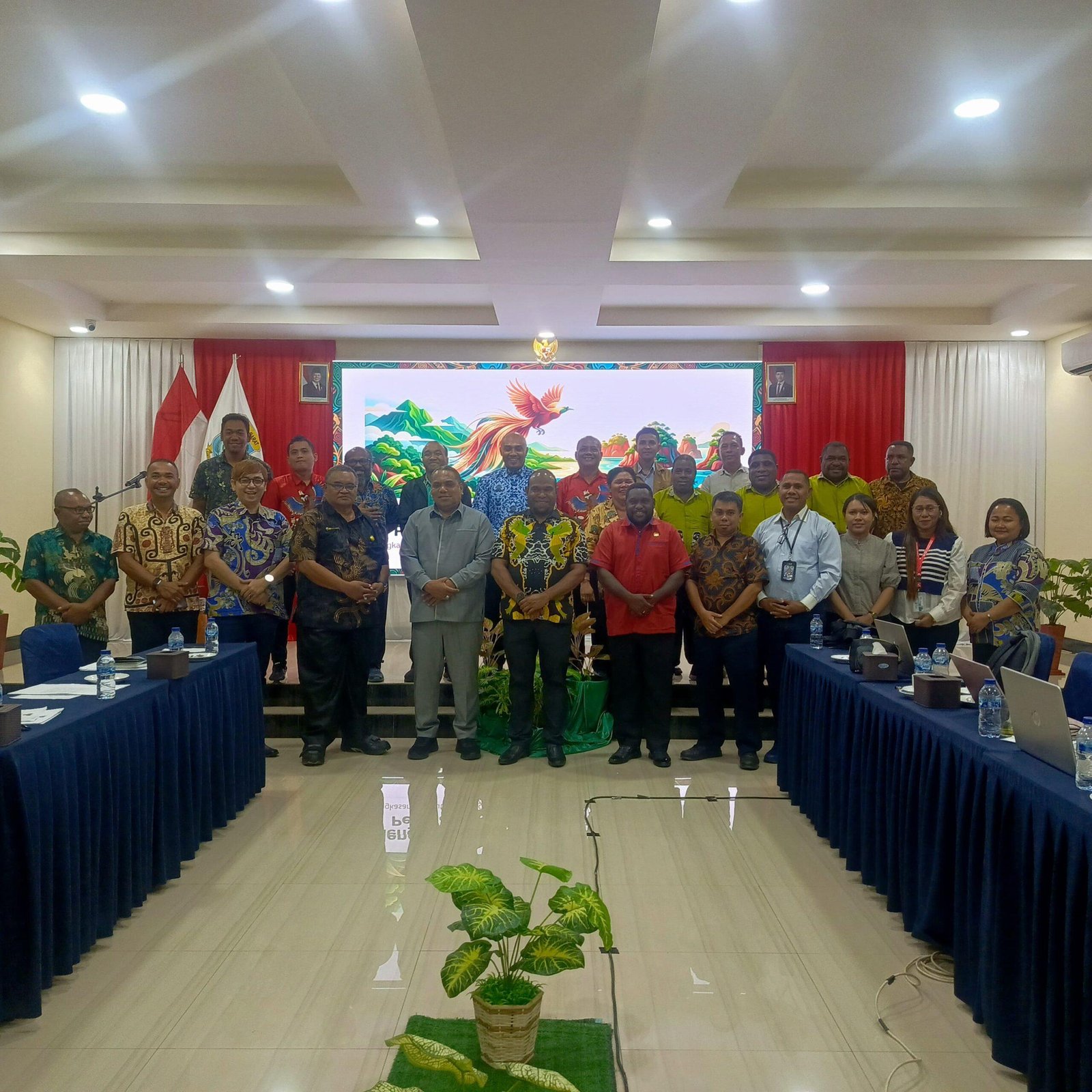 Bapemperda DPRP Papua Barat bersama OPD mitra pose bersama usai pembahasan sejumlah ranperda.