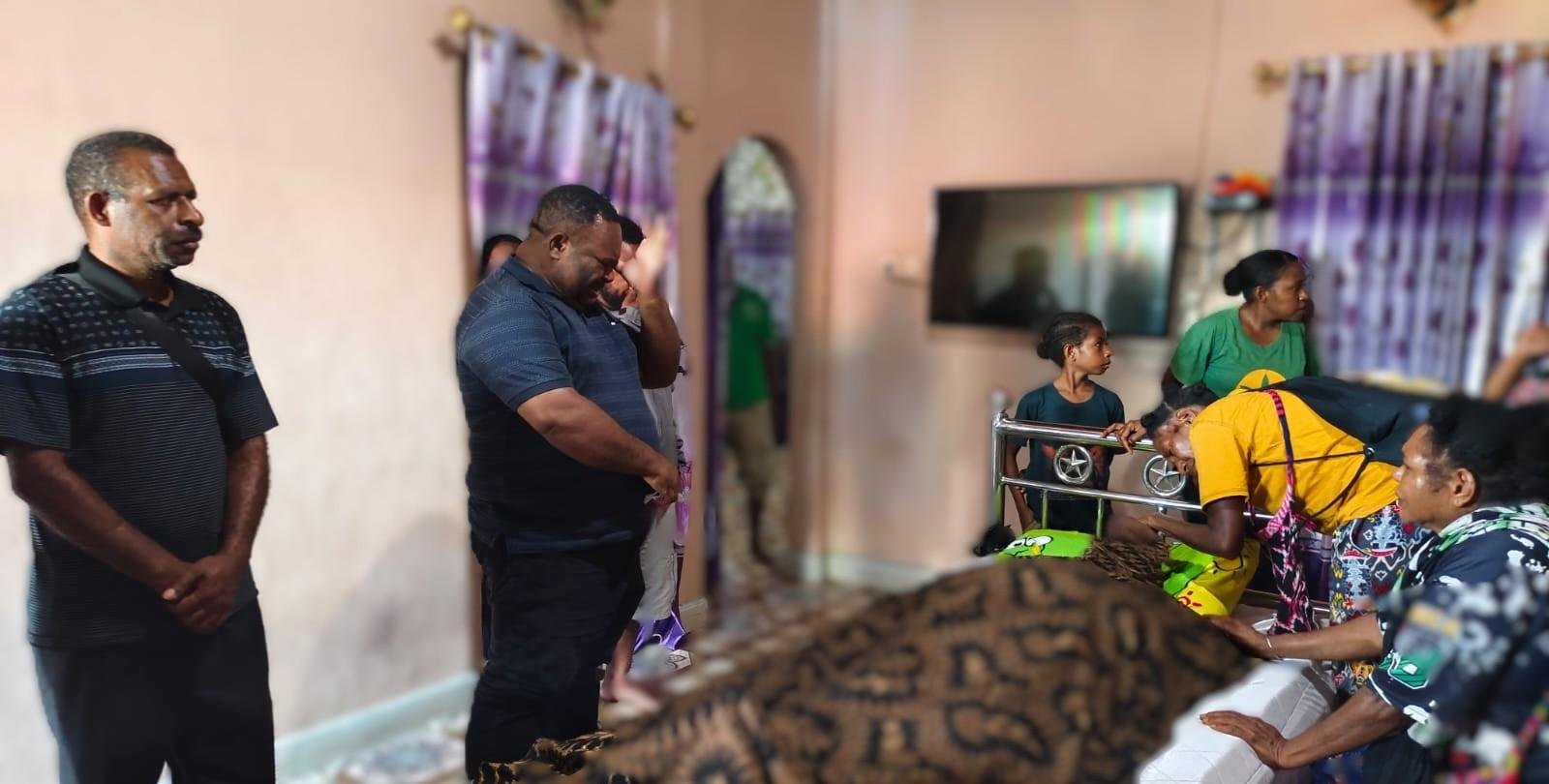 Ketua DPR Provinsi Papua Barat Orgenes Wonggor yang akrab disapa Owor saat melayat di rumah ruka Mendiang Yurthinus Mandacan Ketua DPR Provinsi Papua Barat Orgenes Wonggor yang akrab disapa Owor saat melayat di rumah ruka Mendiang Yurthinus Mandacan