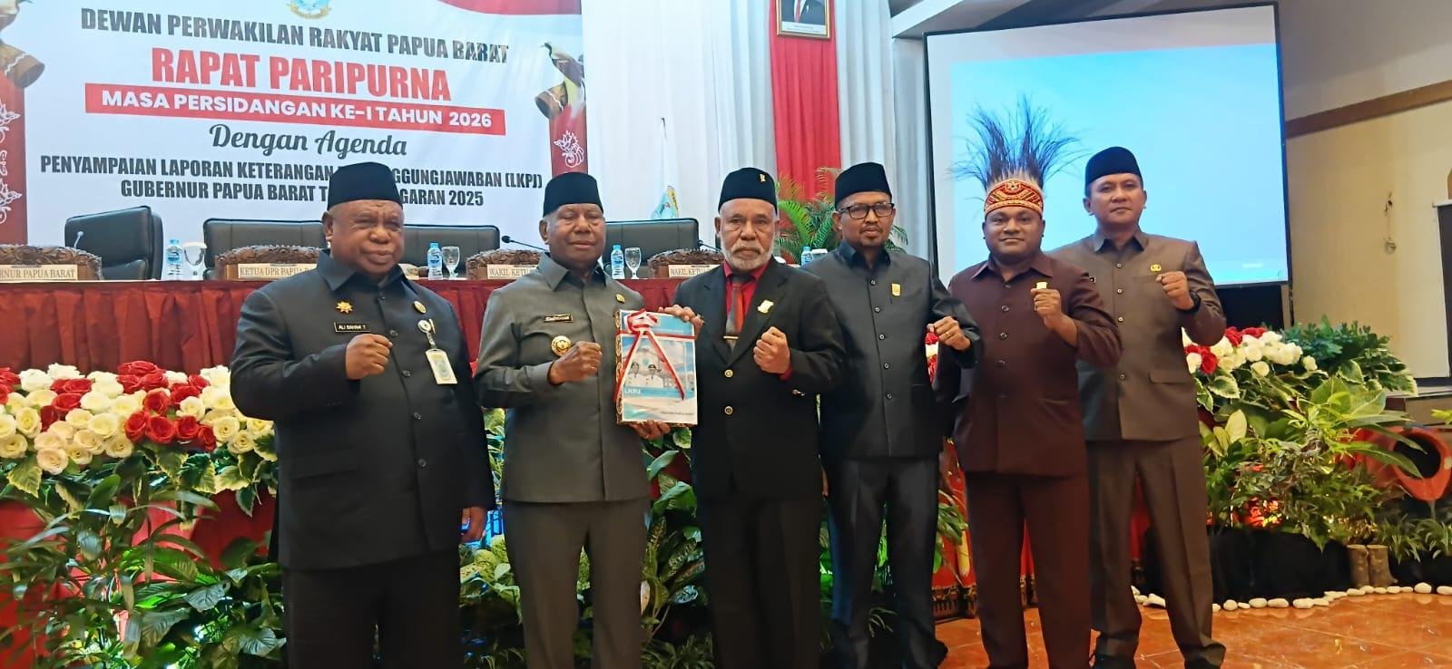 Penyerahan dokumen LKPj Gubernur Papua Barat Tahun Anggaran 2025 kepada Pimpinan DPRP Papua Barat dalam Rapat Paripurna