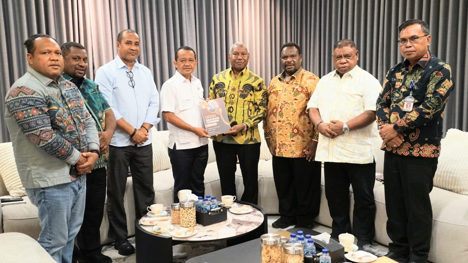 Pose bersama usai Ketua DPRP Papua Barat Orgenes Wonggor bersama Ketua MRPB, Gubernur dan Kapolda usai bertemu Menteri ESDM Bahlil Lahadalia