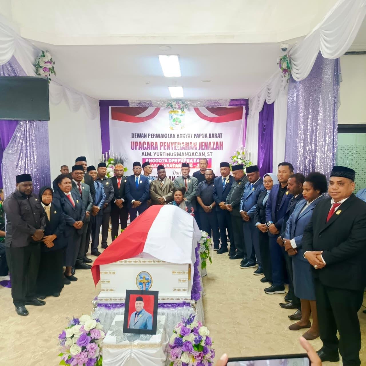 Suasana upacara pelepasan jenazah Anggota DPR Provinsi Papua Barat Yurthinus Mandacan