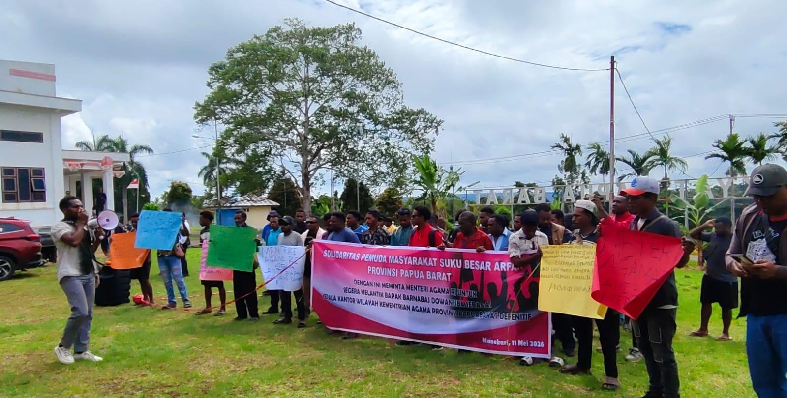 Aksi massa. Solidaritas Pemuda dan masyarakat Suku Besar Arfak saat berorasi mendesak Menteri Agama RI segara melantikan Barnabas Dowansiba sebagai pejabat definitif Kakanwil Kemenag Papua Barat.