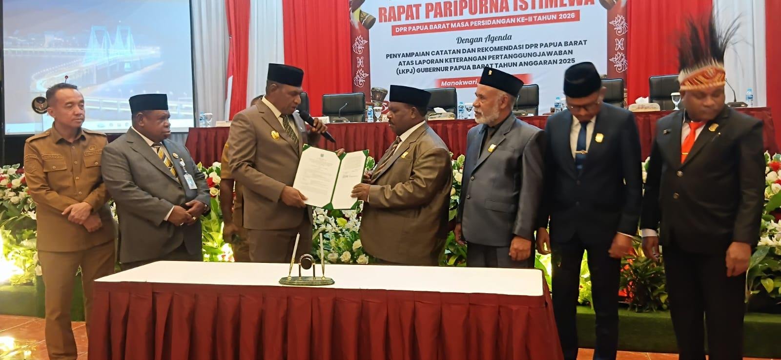 Penyerahan catatan strategis dan rekomendasi DPRP Papua Barat atas LKPj Gubernur Papua Barat Tahun Anggaran 2025. Diserahkan oleh Ketua DPRP Orgenes Wonggor kepada Wakil Gubernur Mohamad Lakotani.