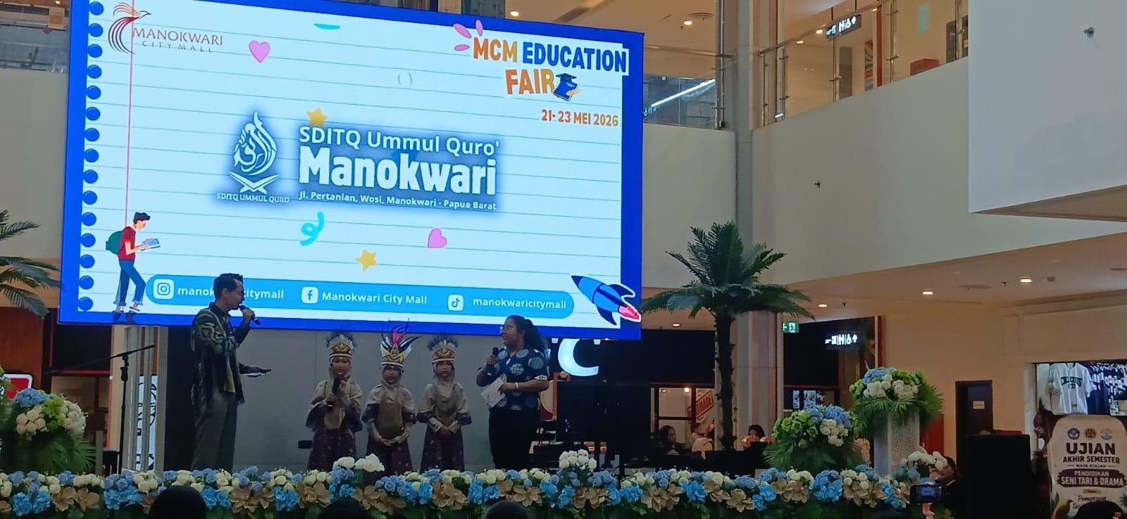 Siswi SDITQ Ummul Quro Manokwari tampil di Education Fair MCM. Kegiatan ini menampilkan program unggulan sekolah.