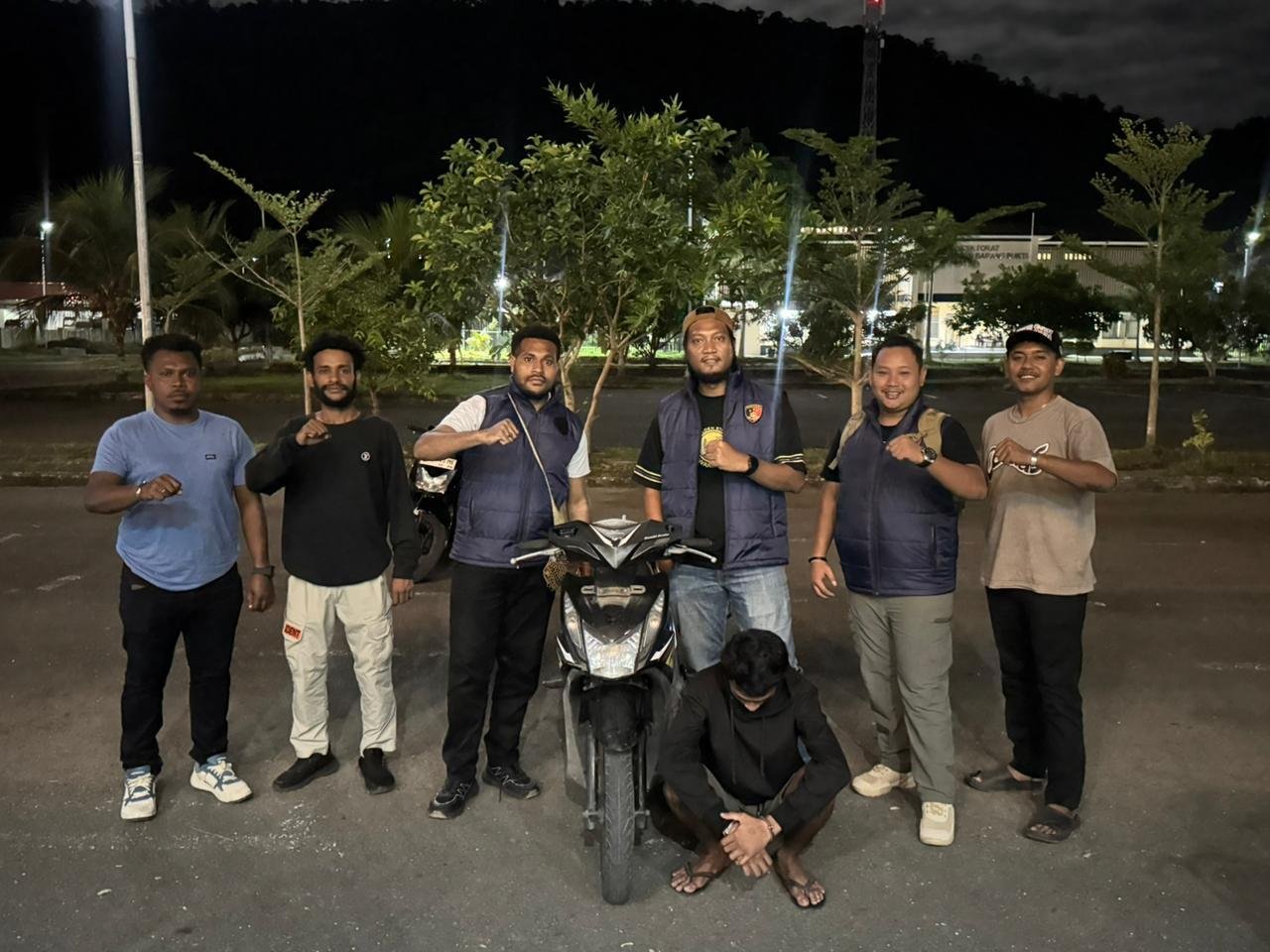 Aparat Kepolisian saat mengamankan terduga pelaku Curanmor berserta barang bukti.
