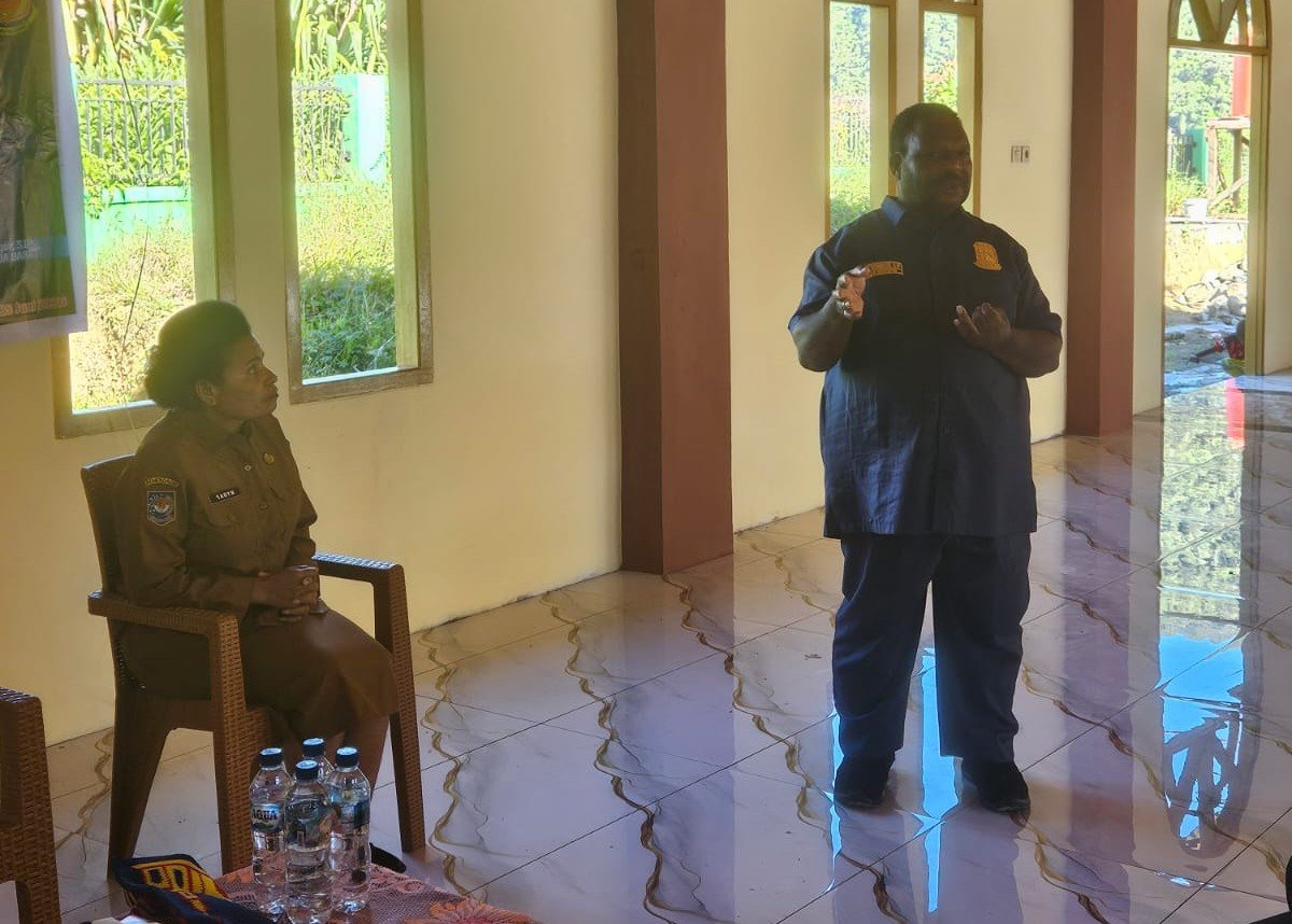 Ketua DPRPB Orgenes Wonggor yang akrab disapa Owor saat bertemu perwakilan warga Kampung Sinaitousi dan Sigim, Distrik Minyambouw dalam kesempatan reses II 2026