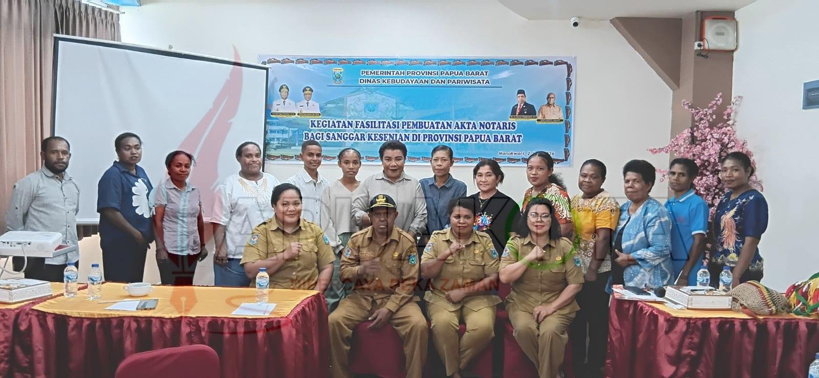 Peserta ketika menandatangani berkas kelengkapan ffasilitasi legalitas lembaga kesenian daerah. Kegiatan ini dilaksanakan oleh Disbudpar Provinsi Papua Barat.