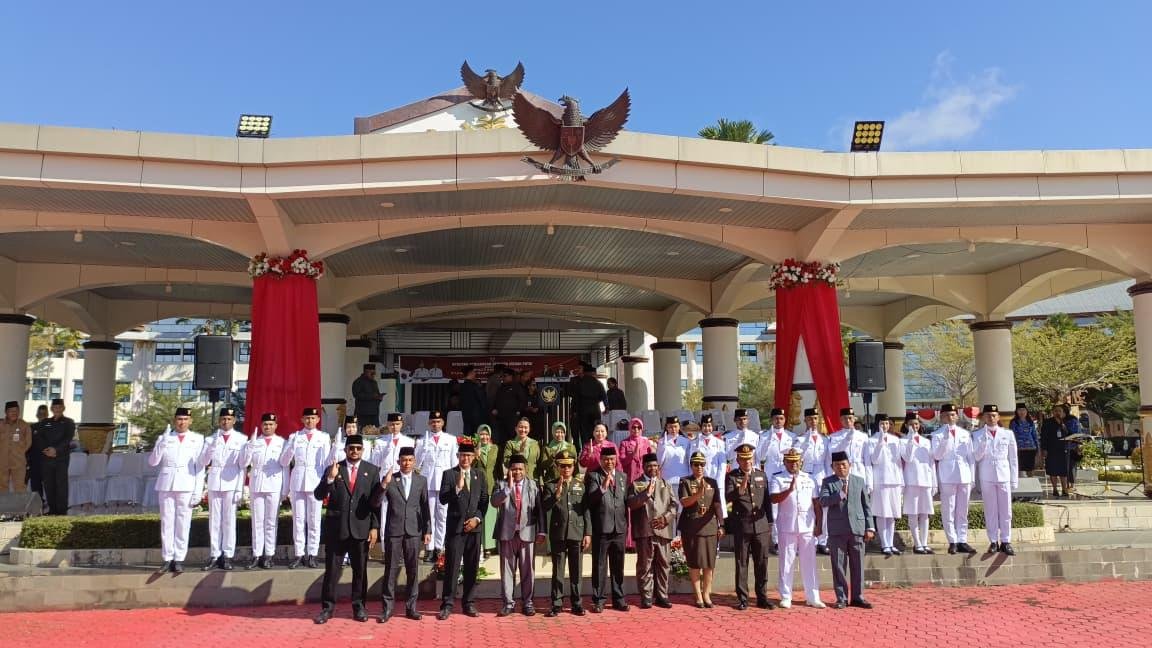 Pose bersama Forkopimda usai upacara peringatan Hari Lahir Pancasila di lingkungan Pemprov Papua Barat Pose bersama Forkopimda usai upacara peringatan Hari Lahir Pancasila di lingkungan Pemprov Papua Barat