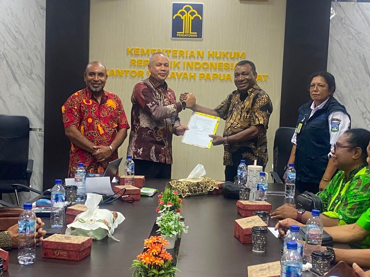 Kantor Wilayah (Kanwil) Kementerian Hukum (Kemenkum) Papua Barat melaksanakan pengharmonisasian, pembulatan, dan pemantapan terhadap empat (4) konsepsi Rancangan Peraturan Daerah (Ranperda) Kabupaten Teluk Wondama.