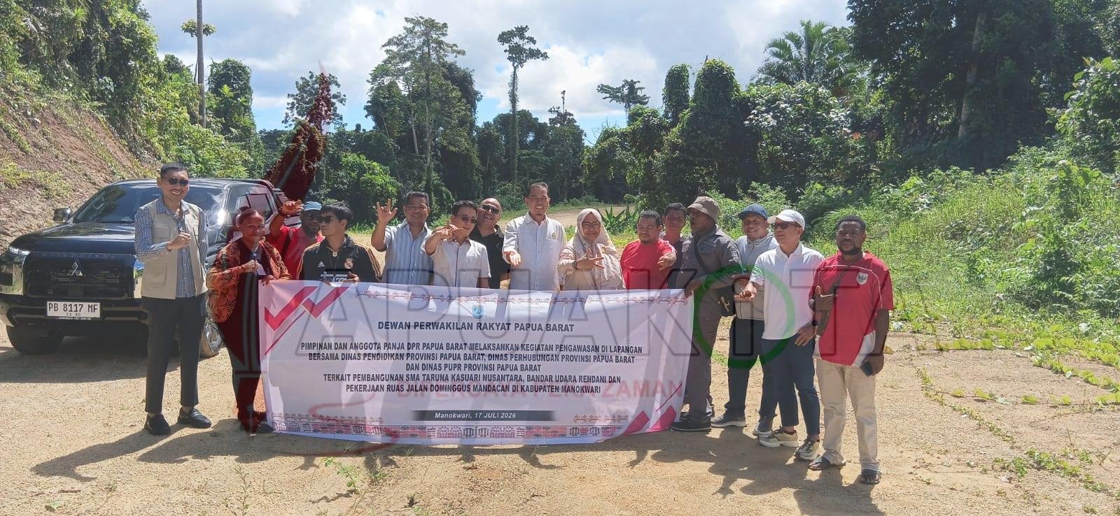 Panja LHP DPR Provinsi Papua Barat turun lapangan meninjau tiga proyek yang dibiayai melalui APBD 2025 Provinsi Papua Barat (3) Panja LHP DPR Provinsi Papua Barat turun lapangan meninjau tiga proyek yang dibiayai melalui APBD 2025 Provinsi Papua Barat