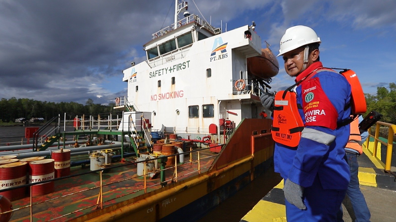 Petugas Pertamina saat mengecek armada kapal pengangkut BBM. PT Pertamina Patra Niaga Wilayah Papua Maluku memastikan distribusi BBM di daerah ini aman dan lancar