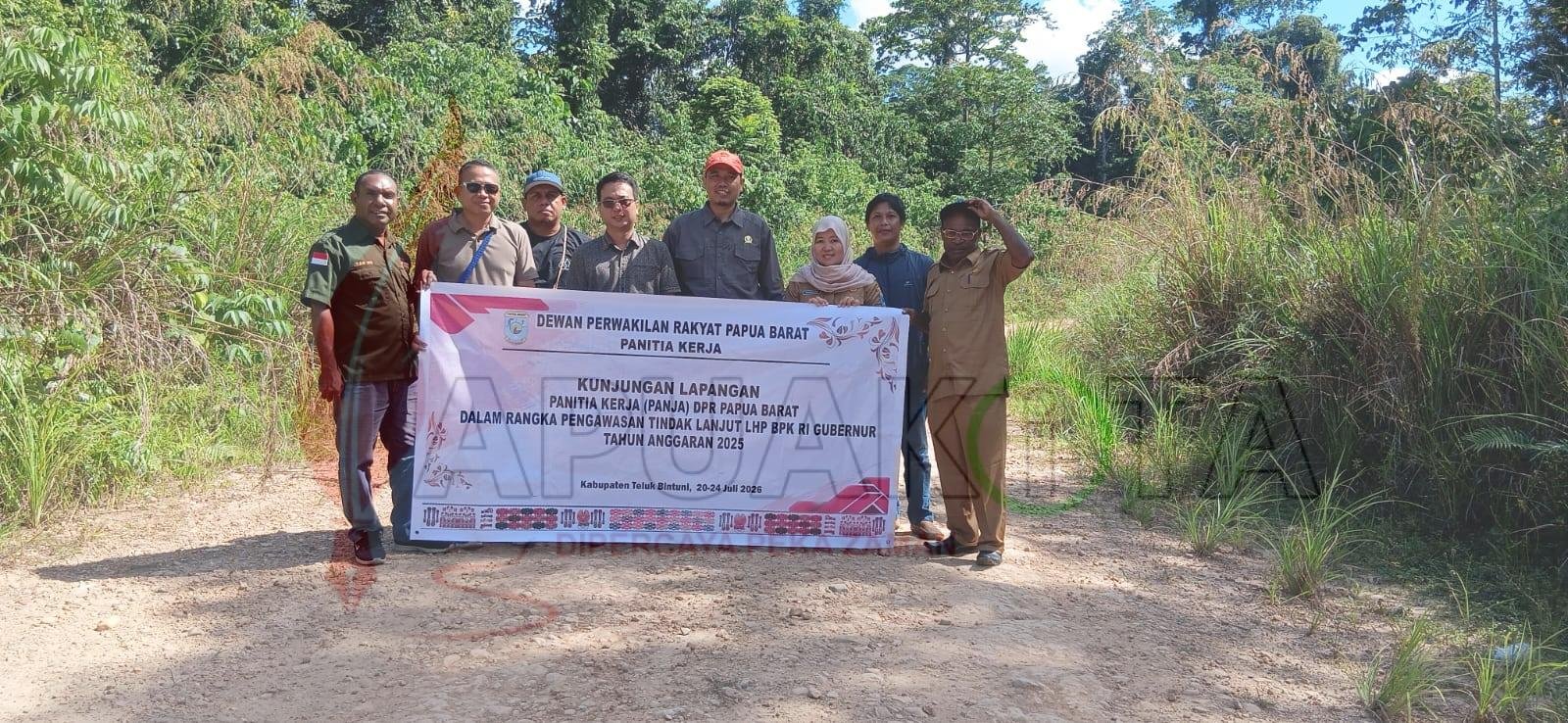 Tim Panja DPRPB saat meninjau ruas jalan Tahota-Isimi-Umousi