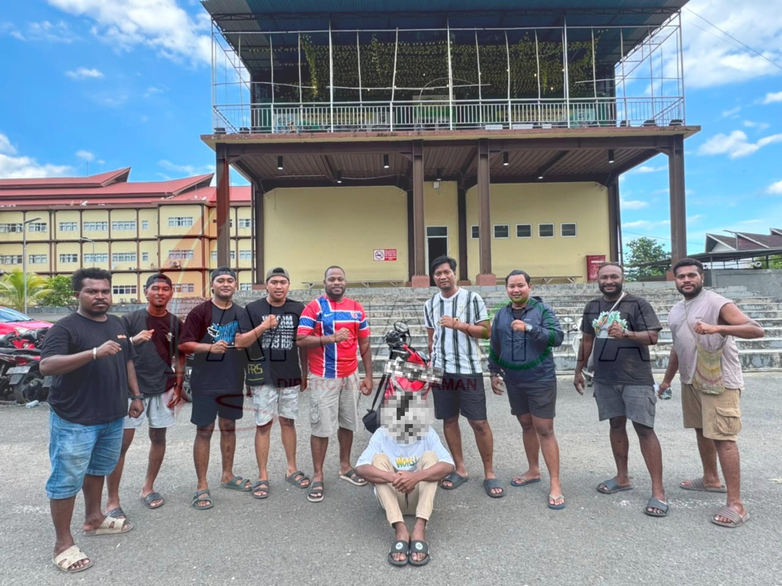 Tim URC Resmbob Jatanras Polda PB bersama terduga pelaku curat yang ditangkap di Jalan Angkasa Mulyono.