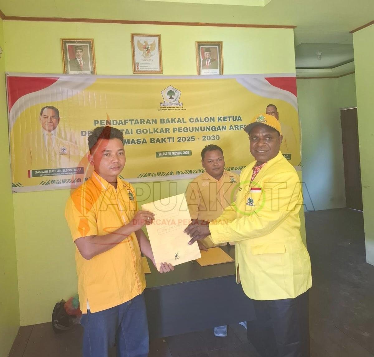 Ananias Indou menyerahkan berkas pendaftaran bakal calon Ketua DPD Partai Golkar Kabupaten Pegunungan Arfak Ananias Indou menyerahkan berkas pendaftaran bakal calon Ketua DPD Partai Golkar Kabupaten Pegunungan Arfak