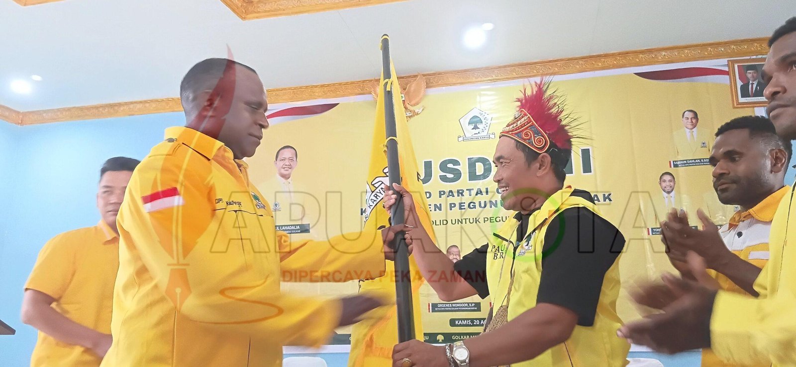 Ketua DPD Partai Golkar Kabupaten Pegunungan Arfak terpilih Ananias Indou saat menerima pataka. Komitmen membesarkan Golkar di Pegunungan Arfak Ketua DPD Partai Golkar Kabupaten Pegunungan Arfak terpilih Ananias Indou saat menerima pataka. Komitmen membesarkan Golkar di Pegunungan Arfak