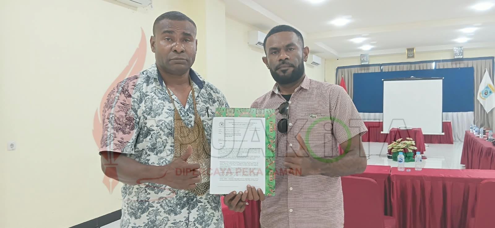 Ketua Tim Pengawas-Pengawal kasus kematian Presenter TVRI Papua Barat Alexander Dedaida saat menunjukkan 10 poin aspirasi yang diserahkan ke DPRPB Ketua Tim Pengawas-Pengawal kasus kematian Presenter TVRI Papua Barat Alexander Dedaida saat menunjukkan 10 poin aspirasi yang diserahkan ke DPRPB