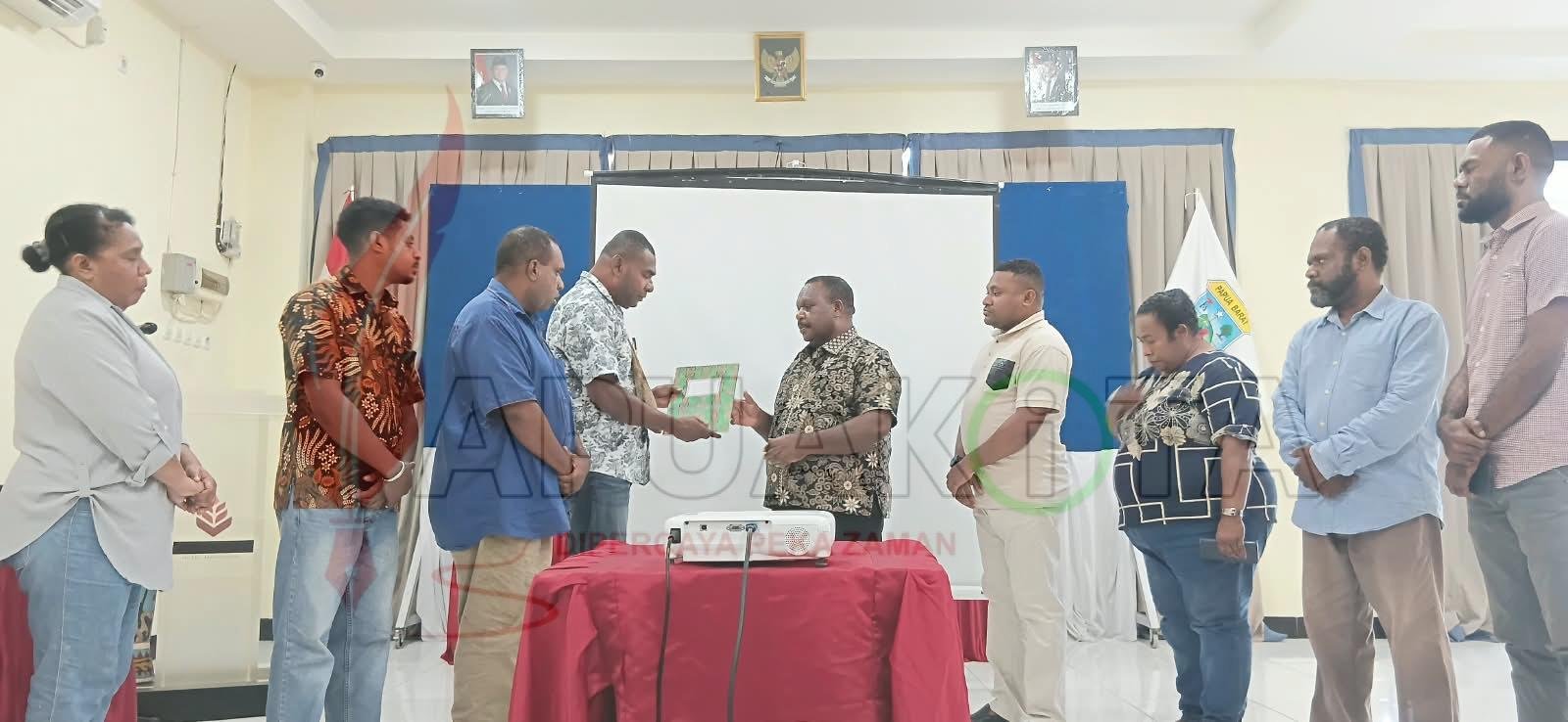 Ketua Tim Pengawas-Pengawal kasus mendiang Presenter TVRI Papua Barat Yanto Idorway menyerahkan aspirasi kepada Ketua DPR Provinsi Papua Barat Orgenes Wonggor.